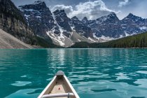 Canotaje hacia el Valle de los Diez Picos en el Lago Moraine, Rockies Canadienses, Parque Nacional Banff, Alberta, Canadá - foto de stock