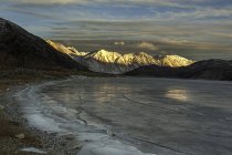 Vista panoramica del lago Pangong in inverno, Ladakh, Jammu e Kashmir, India — Foto stock