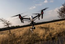 Câmera de drone voando no ar contra bela paisagem de campo — Fotografia de Stock