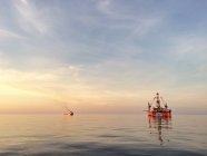 Vue panoramique de la plate-forme semi-submersible offshore — Photo de stock