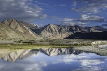 Vista maestosa del lago Pangong Tso e paesaggio montano, Ladakh, India — Foto stock