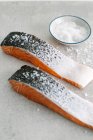 Appetitoso salmone salato pronto per la cottura — Foto stock