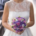 Imagen de sección media de novia en vestido hermoso celebración de ramo de boda - foto de stock