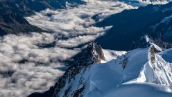 Montanhas nevadas e nuvens. Montanha Aiguille du Midi, Mont Blanc maciço, Alpes, Chamonix, França — Fotografia de Stock