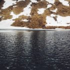 Мальовничий вид на красиве гірське озеро — стокове фото