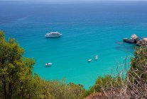 Malerischer Blick auf Yachten in einer Bucht, Sardinien, Italien — Stockfoto