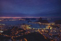 Vista panorâmica da Montanha do Pão de Açúcar e da Baía de Botafogo ao pôr do sol, Rio de Janeiro, Brasil — Fotografia de Stock