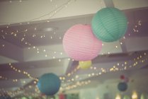 Lanternas coloridas e luzes de fadas na festa — Fotografia de Stock