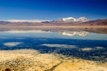 Majestuosa vista de la hermosa laguna, Maricunga, desierto de Atacama, Chile - foto de stock