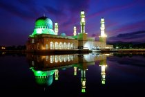 Malerische Ansicht der Reflexion der Moschee der Stadt Kota Kinabalu bei Sonnenaufgang, Sabah, Borneo, Malaysia — Stockfoto