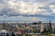 Malerischer Blick auf die Stadtsilhouette mit Regenbogen, edinburgh, scotland, uk — Stockfoto