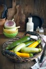 Zucchine fresche in cesto sul tavolo di legno — Foto stock