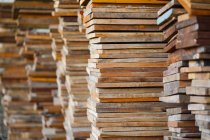 Vue rapprochée des empilements de planches de bois — Photo de stock
