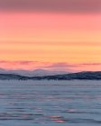 Nascer do sol sobre o lago congelado de Tornetrask na Lapônia Ártico, Lapônia, Suécia — Fotografia de Stock