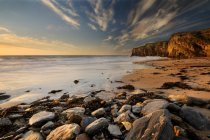 Vista panorâmica da praia ao pôr do sol, Irlanda — Fotografia de Stock
