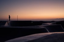Silhouette di uno skateboarder a Venice Beach, California, America, USA — Foto stock