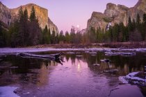 Lua e rochas refletindo na água em Yosemite Valley, Califórnia, América, EUA — Fotografia de Stock