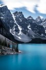 Fascinante vista del lago Moraine y el valle de Ten Peaks, Parque Nacional Banff, Alberta, Canadá - foto de stock