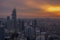 Vista panorámica de la puesta de sol sobre la ciudad, Kuala Lumpur, Malasia - foto de stock