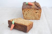 Домашній шматочок морквяного торта на серветці — стокове фото