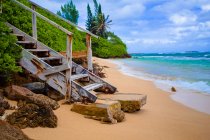 Живописный вид деревянных ступенек на пляж, Северный берег, Оаху, Гавайи, Америка, США — стоковое фото