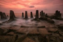 Vista panorâmica dos disjuntores de ondas na ilha Kelor ao pôr do sol, Jacarta, Indonésia — Fotografia de Stock