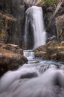 Vista panorámica de Shadow Creek Falls, Inyo National Forest, California, EE.UU. - foto de stock