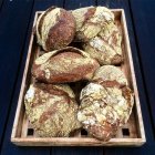 Pane lievito madre di malto in stile nordico su un vassoio — Foto stock