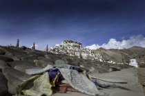 Vista panorámica de banderas de oración y monasterio de Thikshey, Leh, Jammu y Cachemira, India - foto de stock
