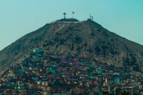Живописный вид на Сан-Фастобель и трущобы, Лима, Перу — стоковое фото