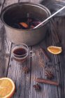 Vin chaud, oranges, anis étoilé et cannelle sur une table en bois rustique — Photo de stock