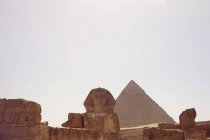 Scenic view of Sphinx and Khafras pyramid, Giza, Egypt — Stock Photo