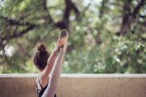 Вид на красивую маленькую балерину, растянувшуюся на открытом воздухе — стоковое фото