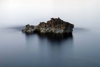 Живописный вид на скалистый остров в море — стоковое фото
