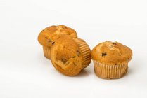 Drei Blaubeer-Muffins auf weißem Hintergrund — Stockfoto