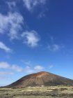 Vue panoramique sur le volcan majestueux, Lanzarote, Îles Canaries, Espagne — Photo de stock