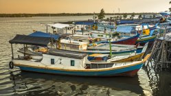Лодки пришвартованы на причале, остров Белитунг, Индонезия — стоковое фото
