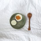 Desayuno huevo hervido en composición de estilo vintage - foto de stock