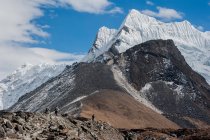 Touristengruppe zu Fuß in den Bergen, Nepal, Khumbu, Lhotse — Stockfoto