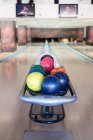 Balles de bowling en rack à billes de bowling — Photo de stock