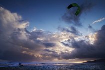 Silhueta de um kitesurfer, Praia de Los Lances, Tarifa, Andaluzia, Espanha — Fotografia de Stock