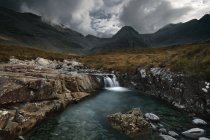 Vista panoramica delle piscine delle fate, Isola di Skye, Scozia, Regno Unito — Foto stock