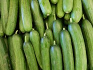 Свіжі огірки в купі на фермерському ринку — стокове фото