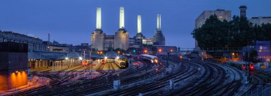 Мальовничим видом відстань до району Баттерсі електростанція в сутінках, Лондон, Великобританія — стокове фото