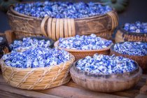 Abalorios en cesta en mesa de mercado - foto de stock