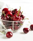 Primo piano cesto di ciliegie fresche dolci — Foto stock