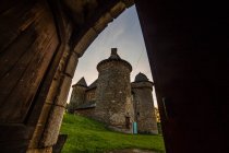 Мальовничий вид на замок ззаду відкритих дверей, Овернь, Франції — стокове фото