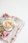 Vaso di gustoso gelato al fico su asciugamano colorato — Foto stock