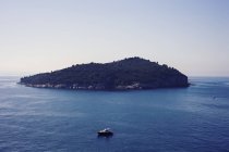 Vista panorámica de la isla con barcos en primer plano, Croacia - foto de stock