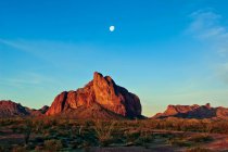 Vista panorámica de la luna sobre Courthouse Rock, Harquahala Valley, Arizona, América, EE.UU. - foto de stock
